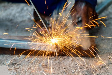 Kaynakçı ve kaynak kıvılcımları, inşaat ve metal işi endüstriyel konsept, kıvılcımlı metal kaynaklama, işçi veya işçi günü konsepti