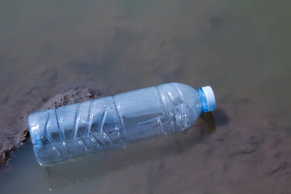 Пластиковые Бутылки Плавают Поверхности Воды Загрязнение Воды Мусорным Пластиком Пластиковые — стоковое фото