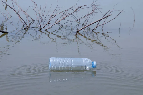 Пластиковые Бутылки Плавают Поверхности Воды Загрязнение Воды Мусорным Пластиком Пластиковые — стоковое фото