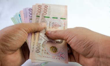 Para banknotu Thai baht yakın plan, (Tasarruf, alışveriş, ödeme, borç konsept), kağıt para tutmak
