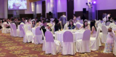 Arka planda bulanık düğün yemeği partisi, düğün kutlaması akşam yemeği bulanık görüntü