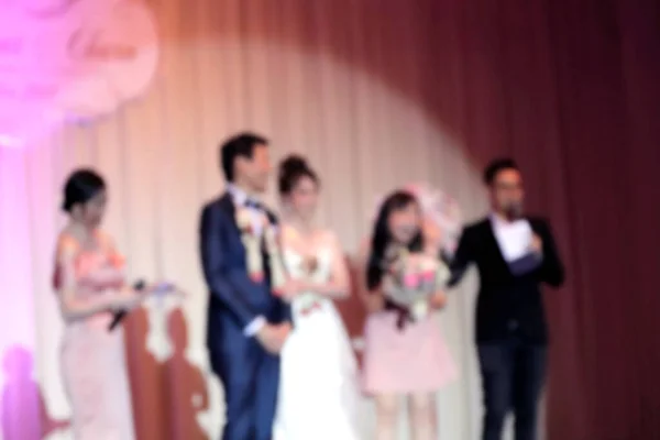 新郎和新娘在舞台上的灯光模糊 婚宴在客厅里的背景 婚宴的形象模糊 — 图库照片