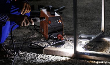 Kaynakçı ve kaynak kıvılcımları, inşaat ve metal işi endüstriyel konsept, kıvılcımlı metal kaynaklama, işçi veya işçi günü konsepti