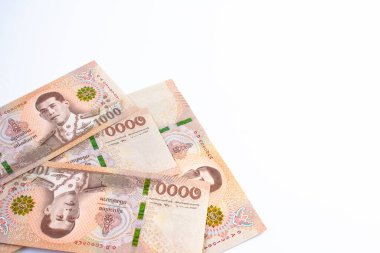 Banknot Thai 1000 baht beyaz arka plan, tasarruf parası ve finansal iş konsepti, kopyalama alanı