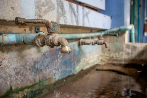 Grifo Viejo Con Gota Agua Concepto Del Consumo Agua Primer —  Fotos de Stock