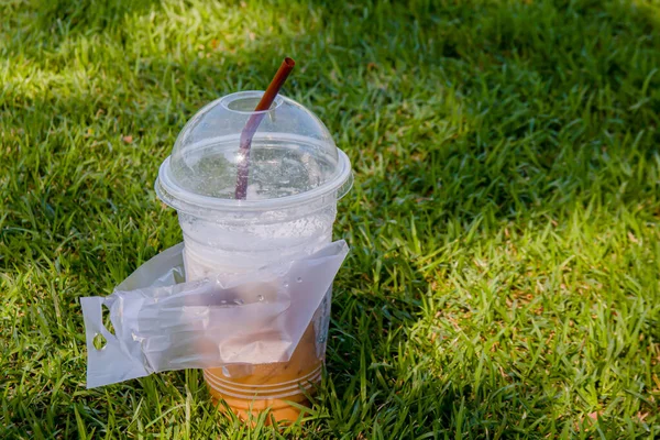 Plastikbecherabfälle Und Strohschlauch Verwendet Plastikmüll Auf Dem Rasenboden — Stockfoto