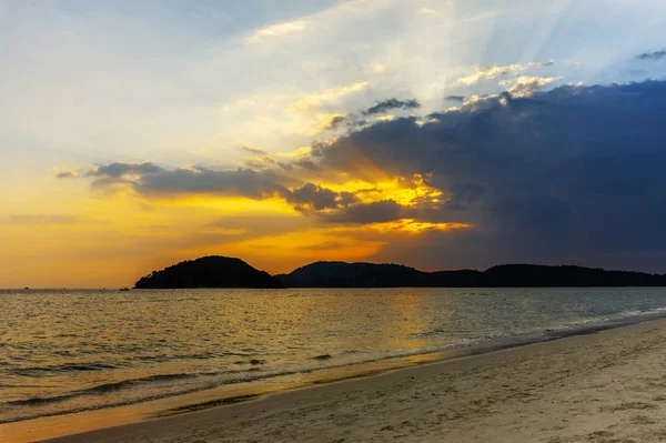 Пейзаж барвистого заходу сонця на райському пляжі тропічного острова . — стокове фото