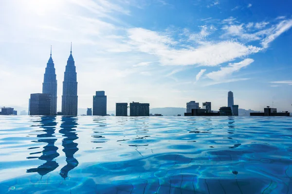 Piscine de luxe sur le toit du gratte-ciel avec vue sur la ville Kuala Lumpur . — Photo