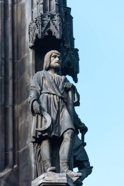 Parkta Ortaçağ adam heykeli