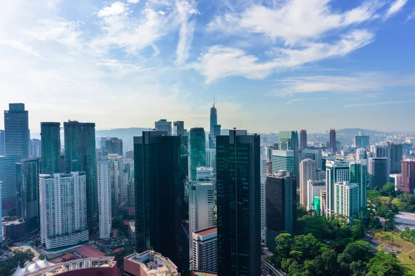 Ciudad de Kuala Lumpur skyline con rascacielos, Malasia — Foto de Stock