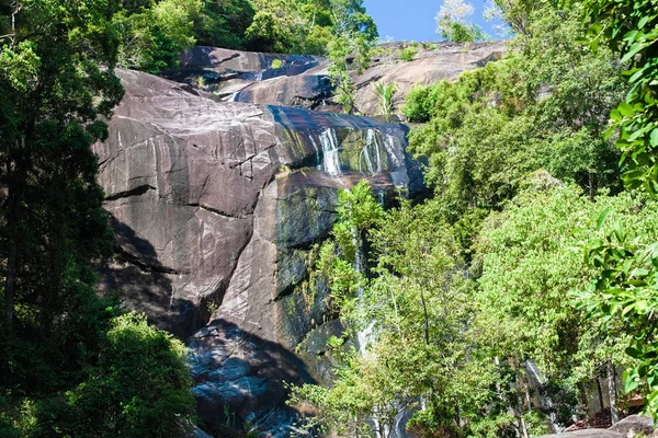 Cascada en la selva en la isla tropical Langkawi — Foto de Stock