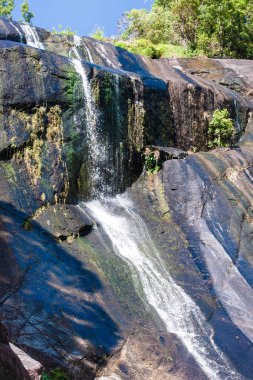 Rocky Dağları Asya şelale üzerinde tropikal ada Langkawi