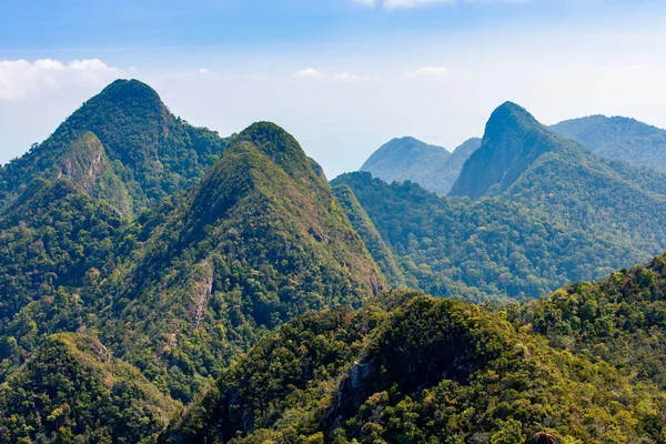 Malezya Langkawi Adası tropik yeşil dağlar — Stok fotoğraf