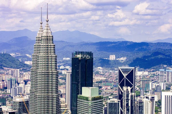 Ciudad de Kuala Lumpur skyline con rascacielos, Malasia — Foto de Stock