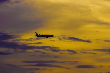 Bir yolcu uçağı Sunset'teki adada iniş sırasında silüeti