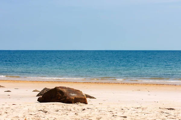 Камінь на тропічному піщаному пляжі на острові — стокове фото