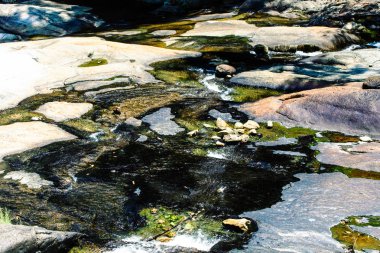 Dağ nehir yoluyla ve kayalar ve taşlar akan üzerinde göller ile arka plan