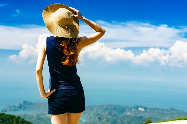 Молодая Путешествующая Женщина Шляпе Стоящая Вершине Горной Скалы Любующаяся Прекрасным — стоковое фото