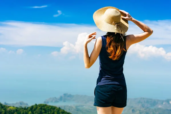 Jovem Mulher Viajando Usando Chapéu Topo Penhasco Montanha Assistindo Bela — Fotografia de Stock