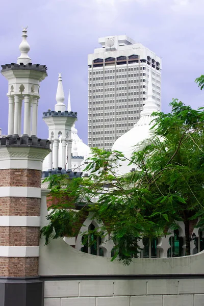 高層ビルの背景に歴史的なモスク クアラルンプールでマスジッド ジャメの塔 — ストック写真