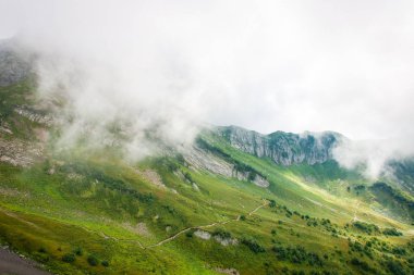 Rocky Dağları uçurum ve bulutlar. Seyahat hava görünümünü sakin manzara manzara.