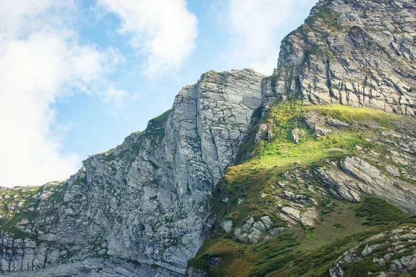 Paisaje de montaña rocosa del Cáucaso, fondo de vacaciones de viaje — Foto de Stock