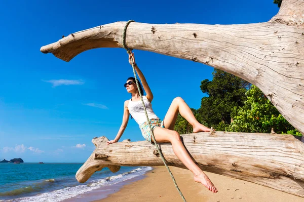 Молода Жінка Сидить Багажнику Падіння Дерева Тропічному Пляжі Відпочиває Сонці — стокове фото