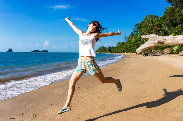 Щаслива Молода Жінка Стрибає Пляжі Літні Канікули — стокове фото