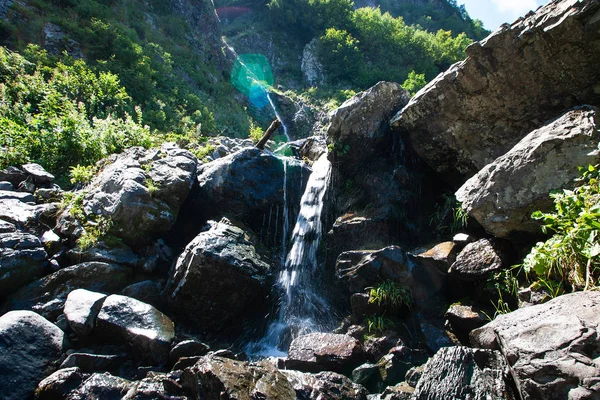Cascada de montaña o arroyo en los Alpes. paisaje natural de montaña — Foto de Stock
