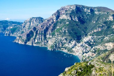 İtalya 'nın güzel kıyı kasabaları - Amalfi sahilinde manzaralı Positano