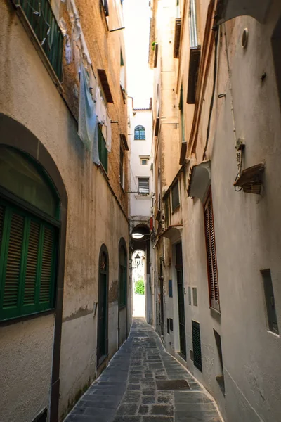 Úzká ulice ve starém městě v Itálii — Stock fotografie