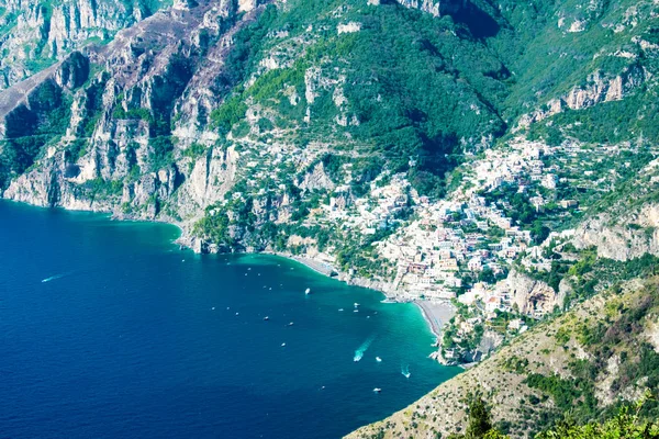 Positano con la playa y casas, situado en la roca, costa de Amalfi, Italia . — Foto de Stock