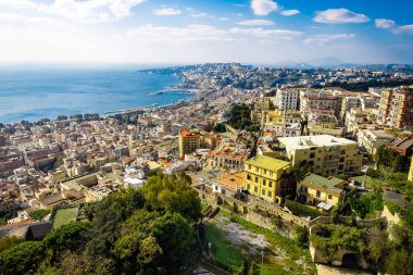 Napoli, İtalya üzerinden tepenin üzerinden havadan görünümü.