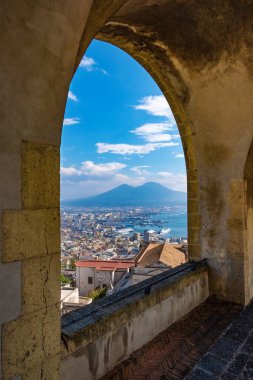 Doğal taş kemer balkon bakan Napoli ve volkan Vesuvius, İtalya