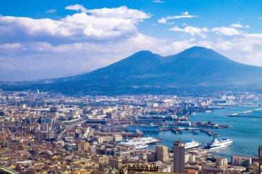 Napoli ve içinde belgili tanımlık geçmiş bir yaz günü, İtalya, Campania bölgesinin en bilinen Vezüv Yanardağı