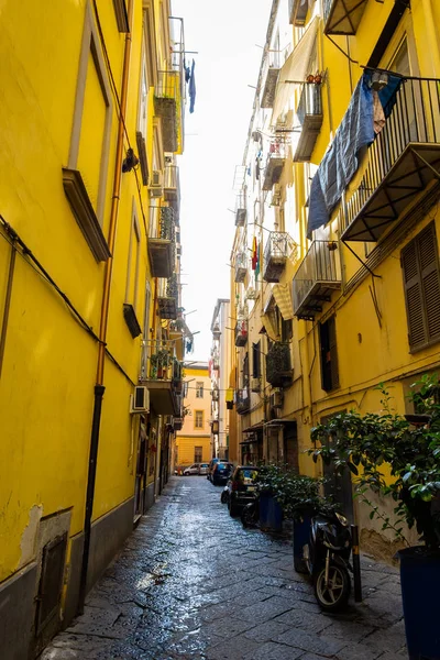 Calle estrecha en el casco antiguo de la ciudad de Nápoles en Italia — Foto de Stock