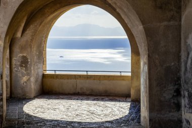 Okyanusun bir balkon kemerler ile güzel bir görünüm.