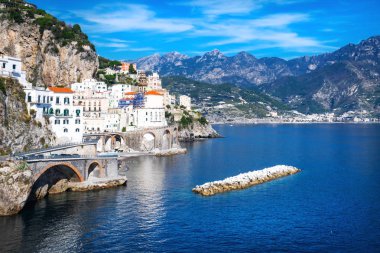 Beyaz evler, Amalfi coast, İtalya ile Amalfi köy küçük cenneti