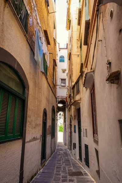 Rua estreita na cidade velha em itália — Fotografia de Stock