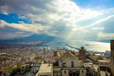 Napoli ve güneşli bulutlu bir günde arka planda Vezüv Yanardağı, İtalya, Campania