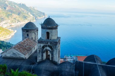 Amalfi sahilindeki Ravello kilisesini görüntüleyin yakın villa Rufolo, Ravello, İtalya