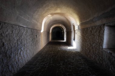 tünel gibi antik kalede pencereleri ile uzun taş koridor