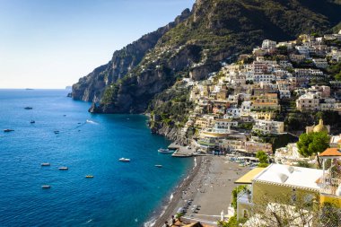 İtalya 'nın güzel kıyı kasabaları - Amalfi sahilinde manzaralı Positano.