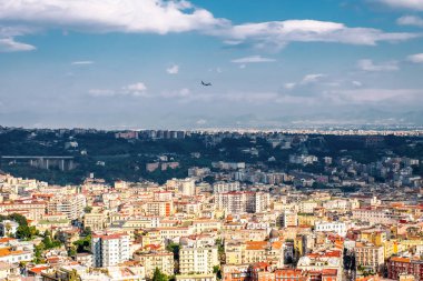 Geceleri Napoli'nin panoramik manzara manzarası, Campania, İtalya.
