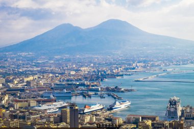 Napoli ve bir yaz günü arka planda Vezüv yanardağı, İtalya, Napoli, Campania