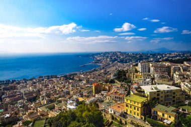 İtalya'ya seyahat. Posillipo Hill, Napoli inanılmaz güneşli gün görünümü. Panoramik görünüm.