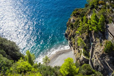 amalfi coast Positano, İtalya yakınında sessiz kumsalda.