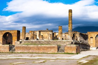 Napoli yakınlarındaki Pompeii 'nin ünlü antika sitesi. Vezüv Dağı 'nın püskürmesiyle tamamen yok oldu. İtalya 'nın en önemli turistik yerlerinden biri..