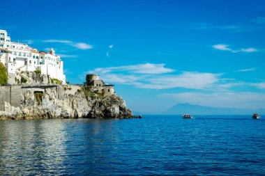 Amalfi köy evleriyle, rock, Amalfi coast Körfezi, Salerno, Campania, İtalya ile bulunan.