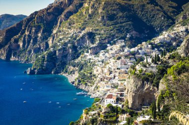 Amalfi Sahili İtalya boyunca güneşli bir görünüm Positano köyü. Dünya Mirası.